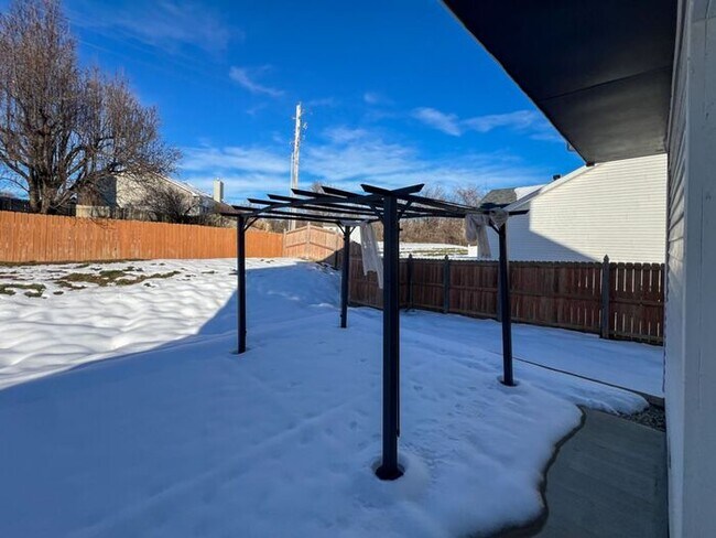 Building Photo - Cozy 3-Bedroom, 4-Bathroom Home in Saint L...