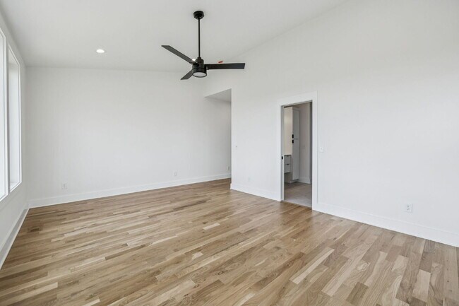 Building Photo - "Spacious 4-Bed, 4-Bath Gem in Nashville -...