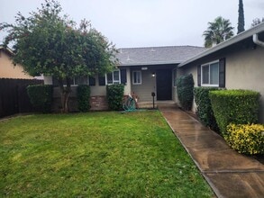 Building Photo - 917 Huntington Dr