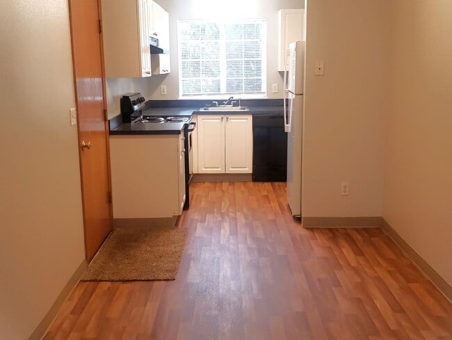 Building Photo - Wonderful townhouse in East Portland! rentalsc21.com