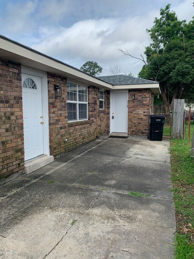 Building Photo - 510 Chalmette Ave