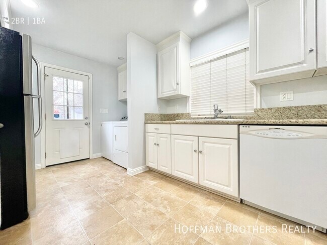 Building Photo - 806 N Las Palmas Ave