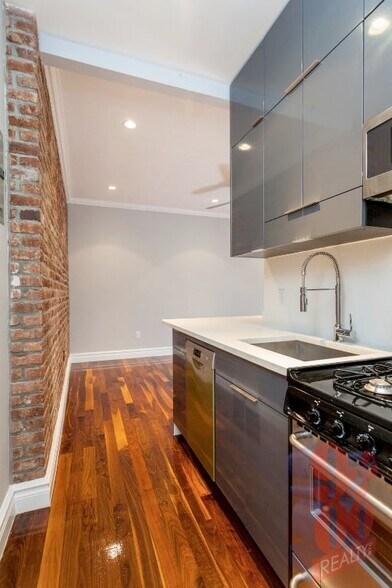 Building Photo - 1590 Lexington Ave
