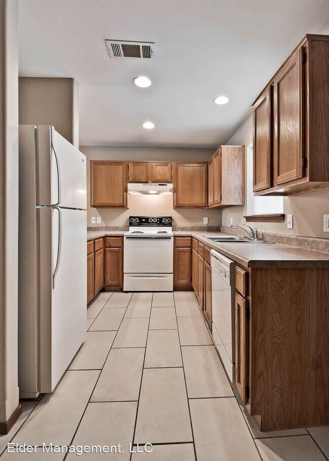 Building Photo - 2215 Hidden Lake St