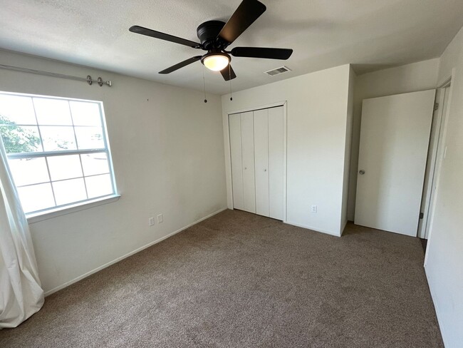 Building Photo - 3 bedroom 2 bath home located in Great Nor...