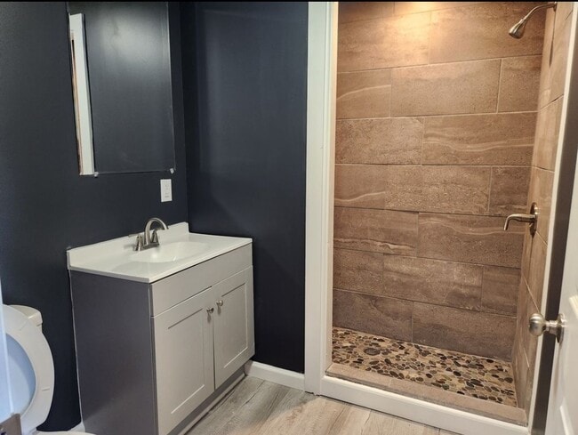 Building Photo - 1009 N Gladstone Ave