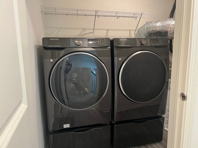 Building Photo - 1231 Hawk Hollow Dr