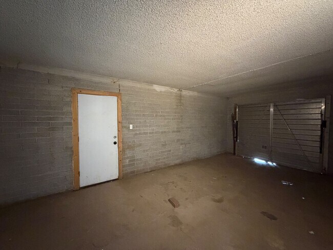 Building Photo - 6001 N 62nd Dr