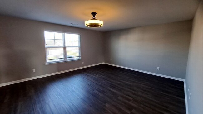 Building Photo - Spacious 5 bed 3 bath Home