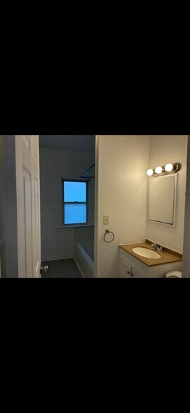 Building Photo - 209 King St