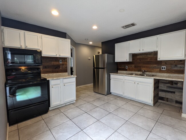 Kitchen - 2555 Corian Glen Dr