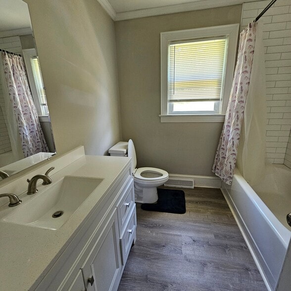 Building Photo - 548 Greenway Dr
