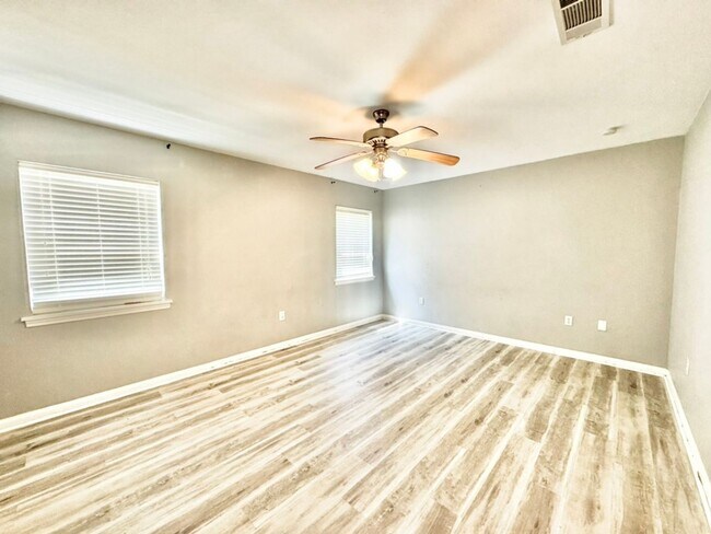 Building Photo - 15826 New Market Dr