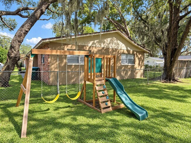 Building Photo - 326 E Palmetto Ave