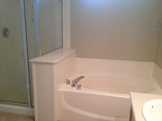 Building Photo - 3 Bed/2.5 bath. All Tile Downstairs. Open Great Room floor plan.