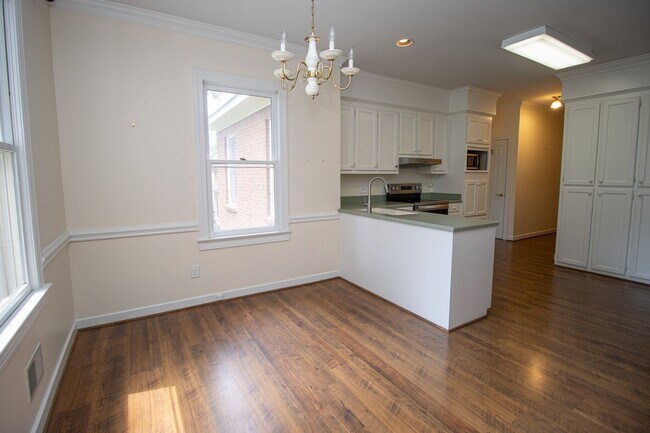 Building Photo - 2220 Montclair Dr
