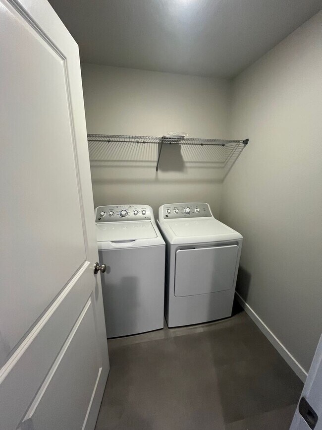 Building Photo - Brand New & Beautiful 2025 Holt Home !  Wa...