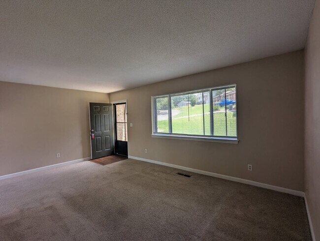 Building Photo - 4753 Tessie Ln