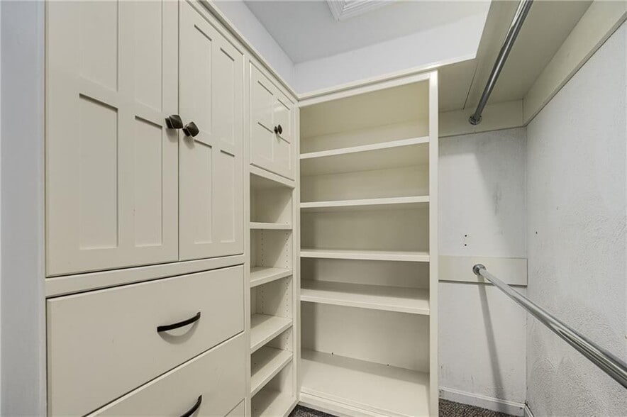 Building Photo - 190 Gladstone St