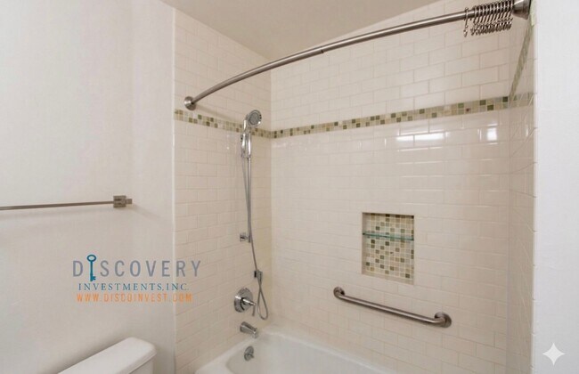 Building Photo - Spacious One Plus Bedroom Condominum off Broadway Terrace