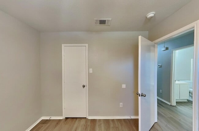 Building Photo - Contemporary 3-Bedroom Gem with Open-Plan Design