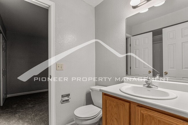 Building Photo - Great Condo with Central AC and Community Pool!
