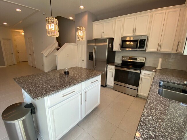 Building Photo - 3/2.5 Townhome near Orlando Airport