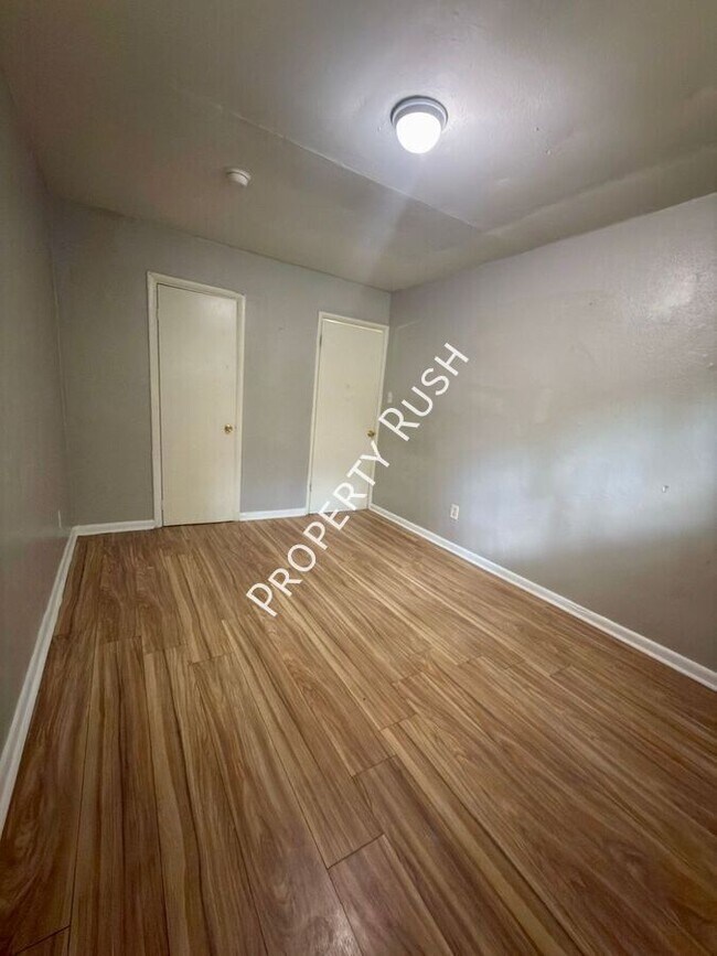 Building Photo - 708 W 47th St