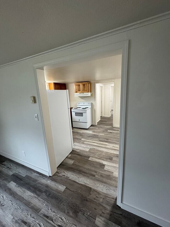 Building Photo - Charming 3-Bedroom with fresh new interior!