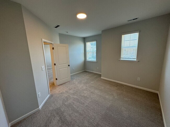 Building Photo - LIKE-NEW 4 Bed/4 Bath in N. Raleigh!