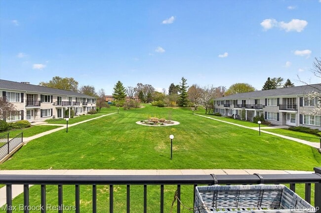 Building Photo - 100 W Hickory Grove Rd