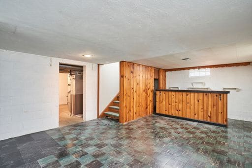 Building Photo - Newly renovated home