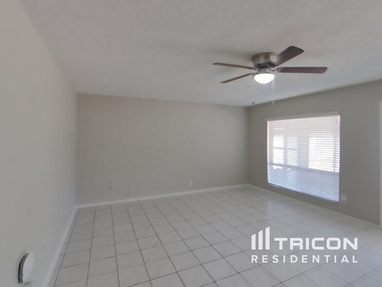 Building Photo - 8838 W Cinnabar Ave