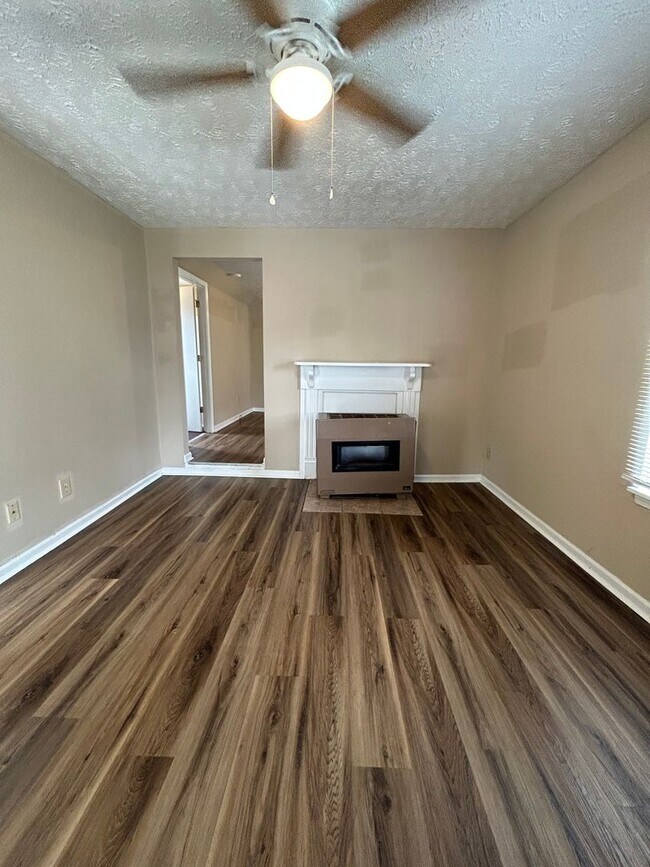 Building Photo - 2 Bedroom Single Family Home Alert!!!
