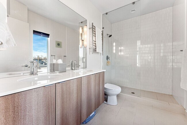 Building Photo - ROOFTOP DECK + spacious END UNIT townhome in Berkeley Neighborhood!