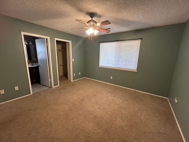 Building Photo - Clean and Functional In Modesto!