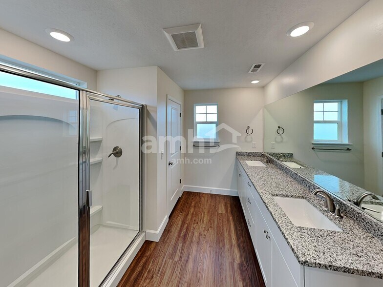 Building Photo - 2402 E Tumbleweed Rd