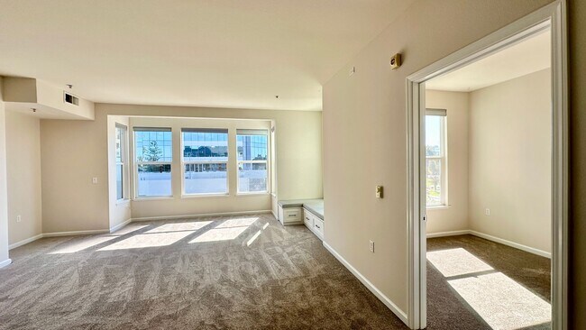 Building Photo - Stylish and Chic 2 Condo nestled in the Heart of Downtown!