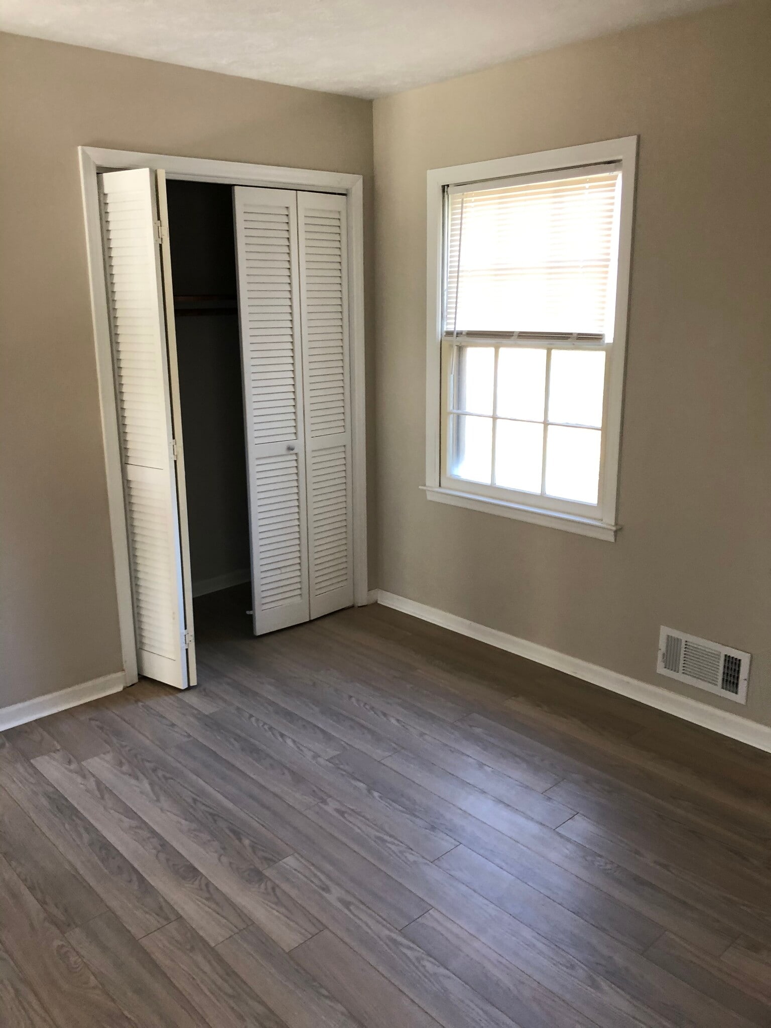 Building Photo - 1015 Eastview Rd NE