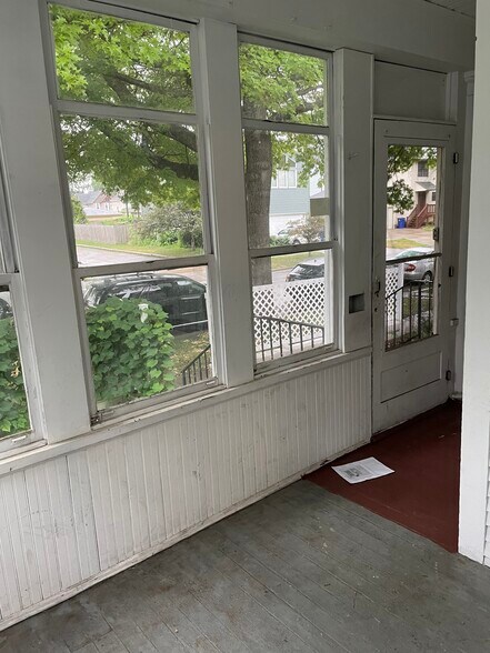 Four Season Porch - 327 Aurora Ave