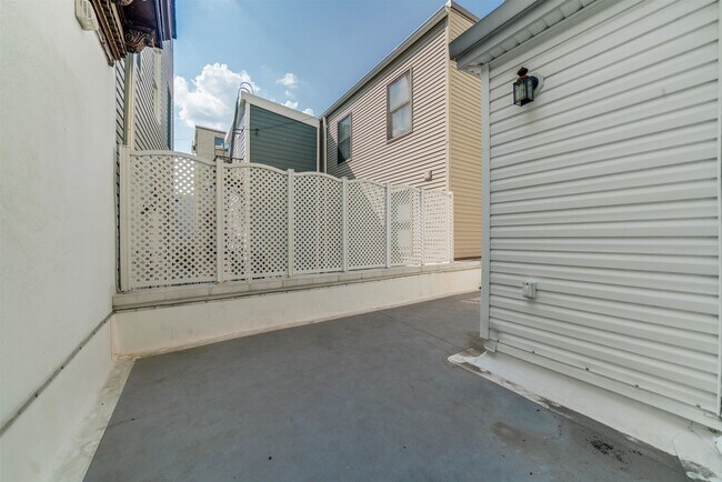 Building Photo - 369 3rd St