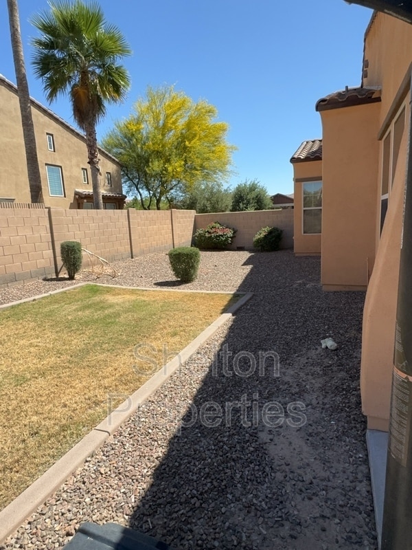 Building Photo - 15192 W Columbine Dr