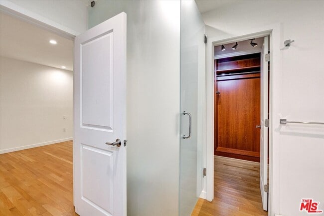 Building Photo - 5400 W 82nd St