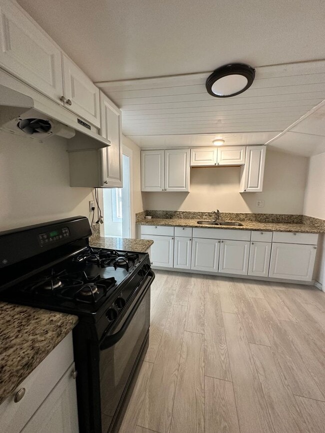 Building Photo - Updated Corner Lot Home – 2bd/2ba
