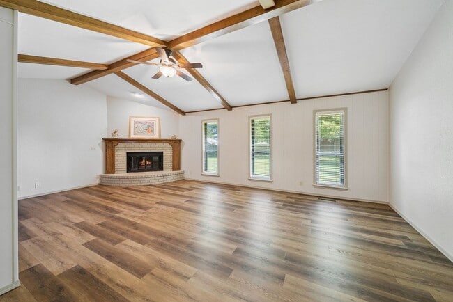 Building Photo - Spacious Single Story 4 Room Home + Sunroo...