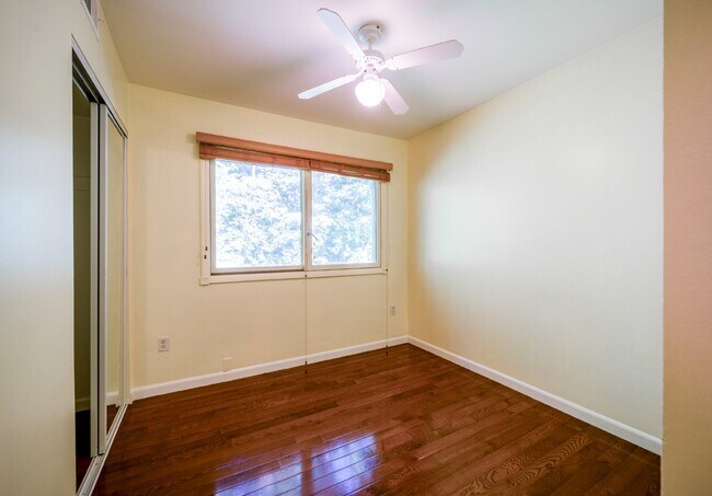 Building Photo - Renovated townhouse backing to trees with loads of privacy!
