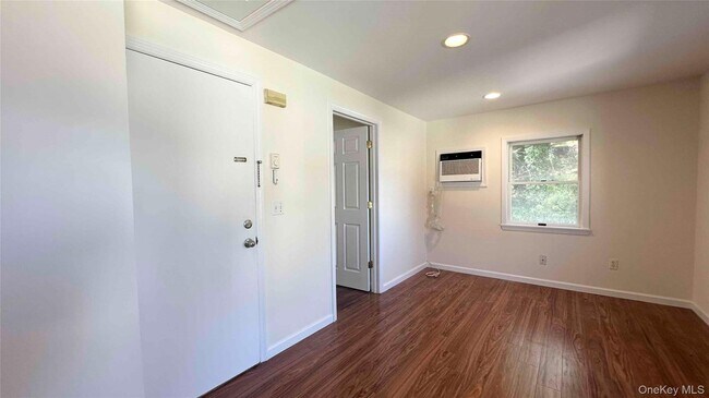 Building Photo - 64 Pine Hollow Rd