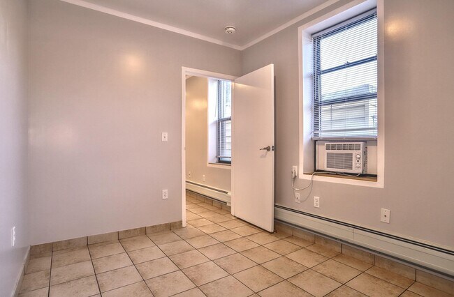 Building Photo - 715 28th St