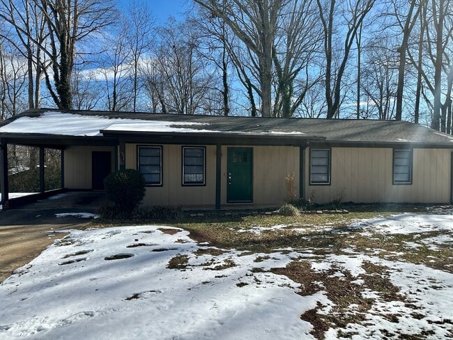 Building Photo - 3 Bedroom 1.5 Bathroom Home - Newly Updated - Available Now