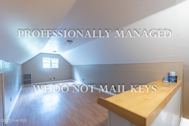 Building Photo - 205 Simbelyn Dr